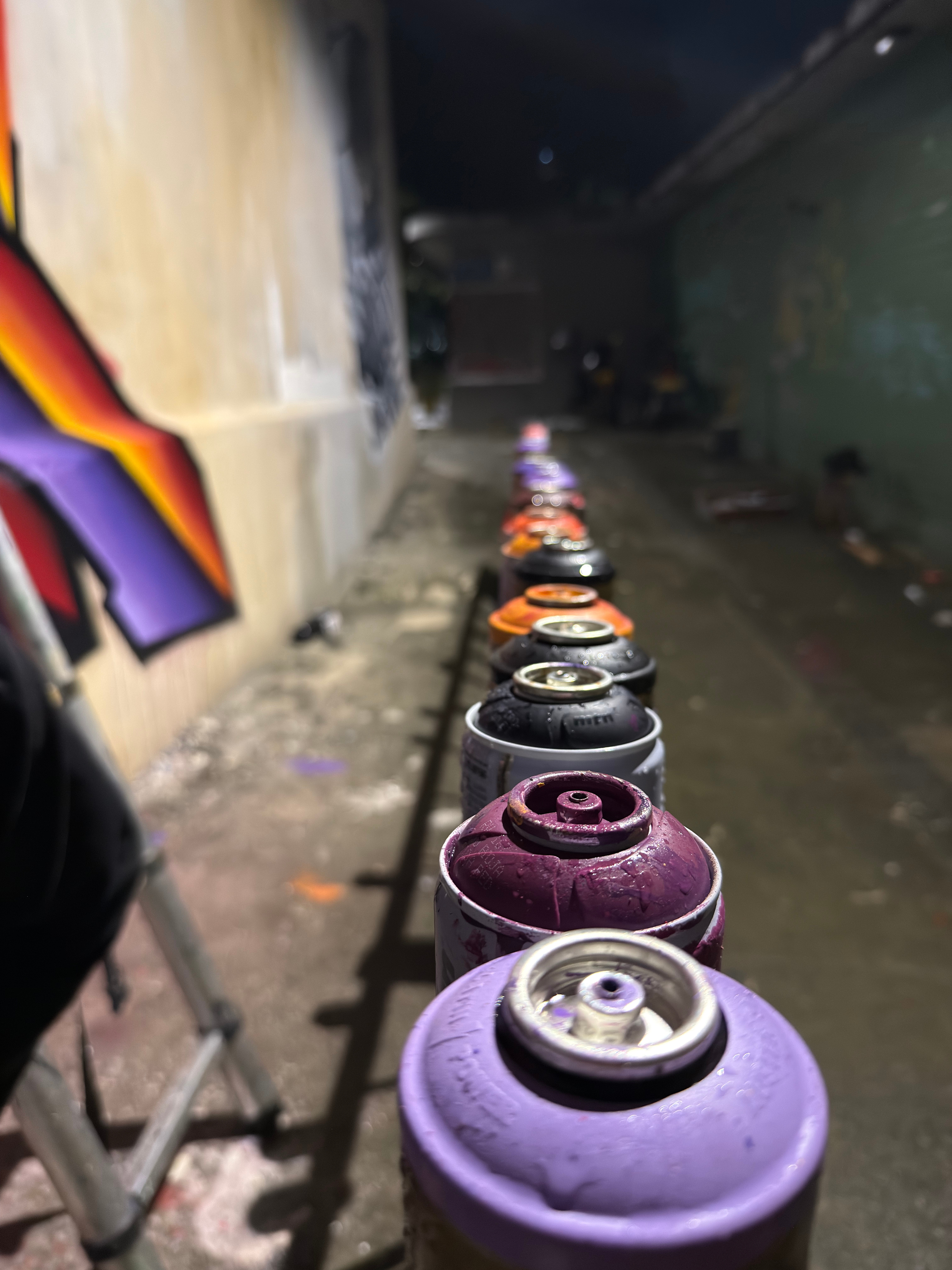 Latas de aerosol apiladas